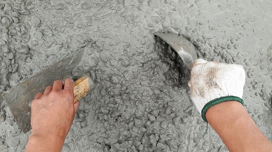 concrete-pouring-during-commerci